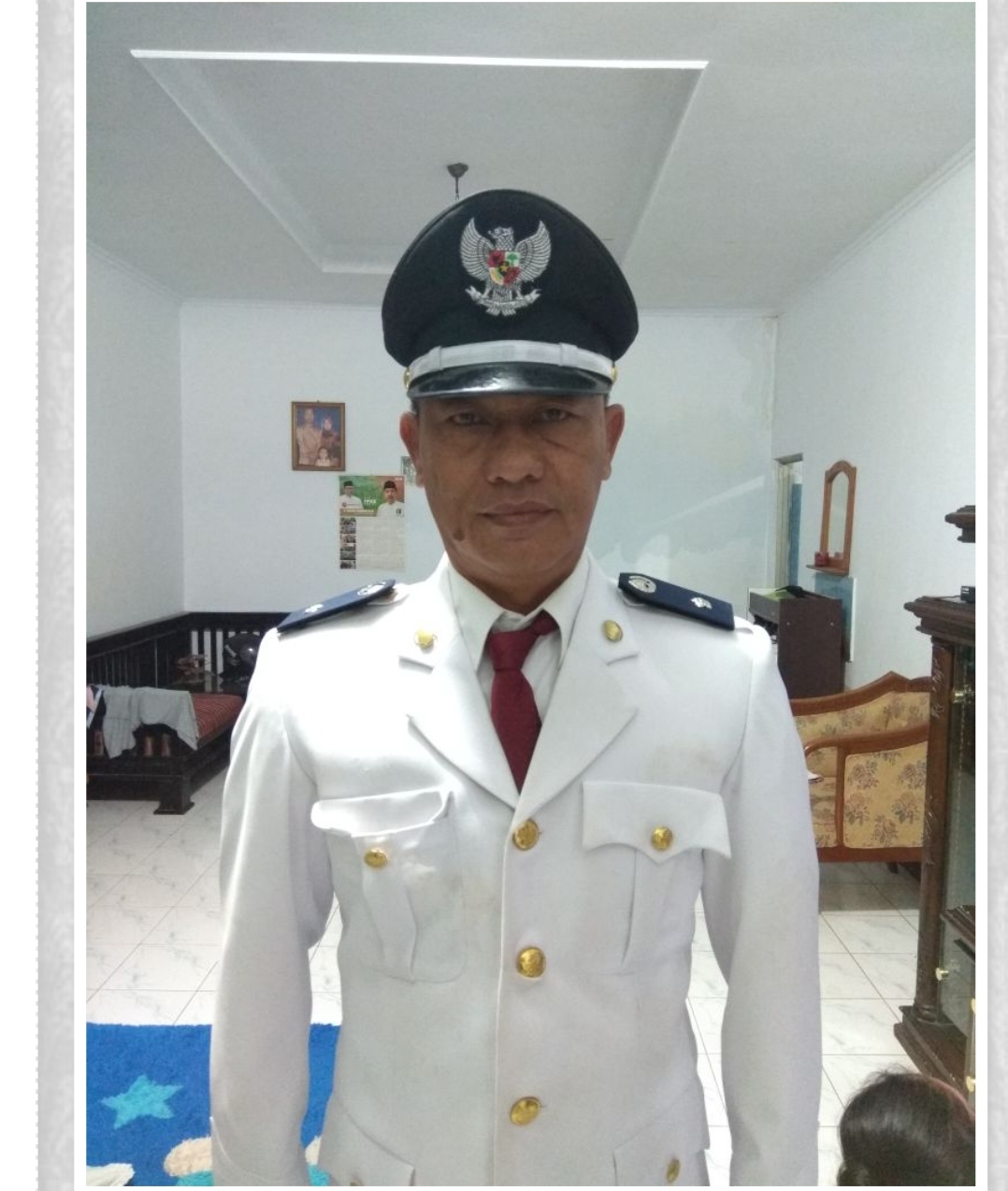 Kepala Desa Kalimanggis Wetan H. Mulyadi bersama perangkat desa saat memberikan pelayanan kepada masyarakat di Kabupaten Kuningan.