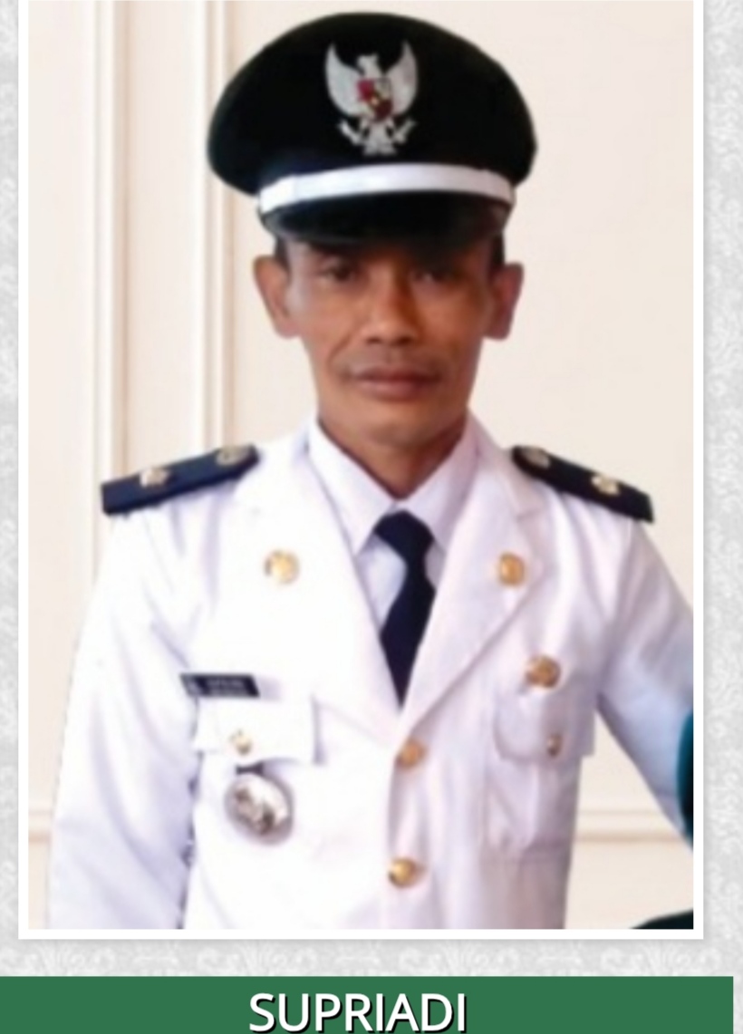 Kepala Desa Sayana Supriadi bersama perangkat desa saat menjalankan pelayanan masyarakat dan program pembangunan di Desa Sayana, Kecamatan Jalaksana.