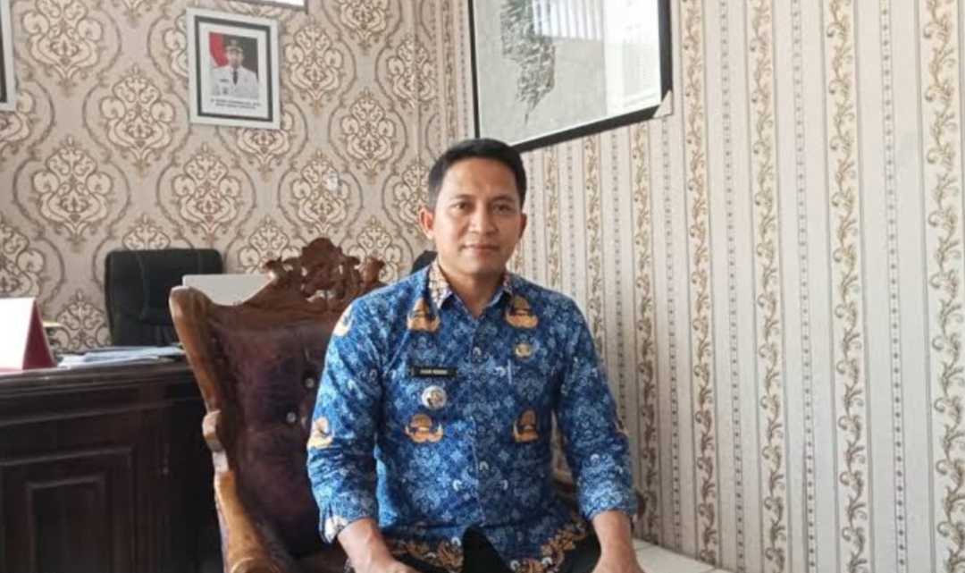 Camat Kadugede Jujun Hendria mendorong pembangunan bersama masyarakat desa