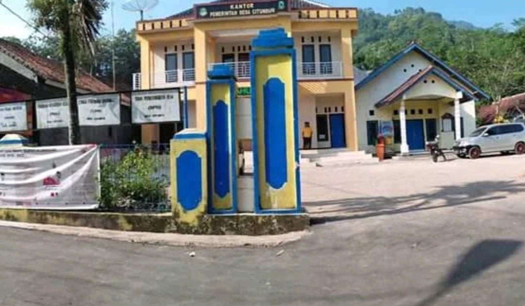 Kepala Desa Citundun Taswan Sumandi saat mendorong peningkatan pelayanan masyarakat di Kecamatan Ciwaru Kabupaten Kuningan