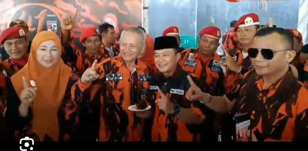 Dian Rahmat Yanuar dan Amih Tuti Andriani menyampaikan belasungkawa atas wafatnya Ketua PAC Pemuda Pancasila Kecamatan Japara.