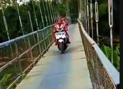 Atap Jembatan Gantung Penghubung Desa Bunder–Kananga Memprihatinkan, Warga Minta Pemkab Kuningan Segera Bertindak