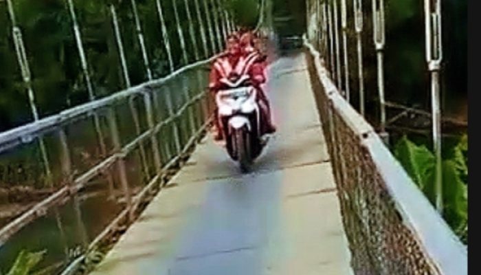 Atap Jembatan Gantung Penghubung Desa Bunder–Kananga Memprihatinkan, Warga Minta Pemkab Kuningan Segera Bertindak