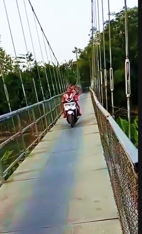 Kondisi atap Jembatan Gantung penghubung Desa Bunder dan Desa Kananga yang terlihat berkarat dan mengalami kerusakan sehingga dikhawatirkan membahayakan pengguna.