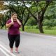 Warga berjalan kaki pada pagi hari untuk menjaga kebugaran tubuh