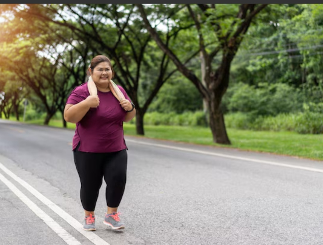 Warga berjalan kaki pada pagi hari untuk menjaga kebugaran tubuh