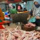 Pedagang ayam potong melayani pembeli di Pasar Kepuh Kuningan
