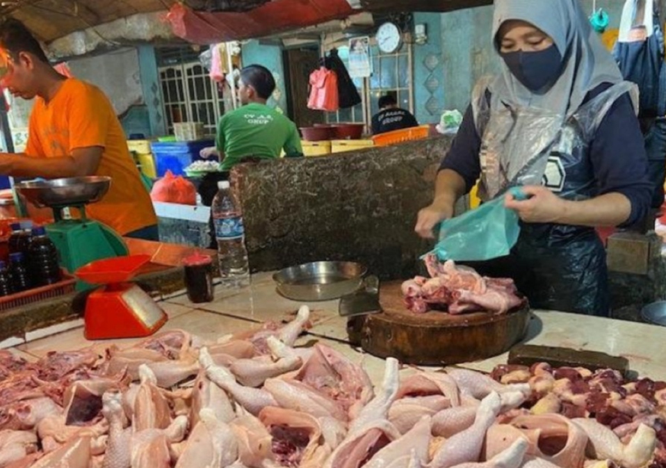 Pedagang ayam potong melayani pembeli di Pasar Kepuh Kuningan