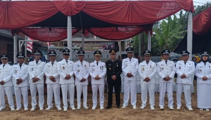 Kompak, Para Kades se-Kecamatan Darma Ikuti Upacara HUT ke-81 RI