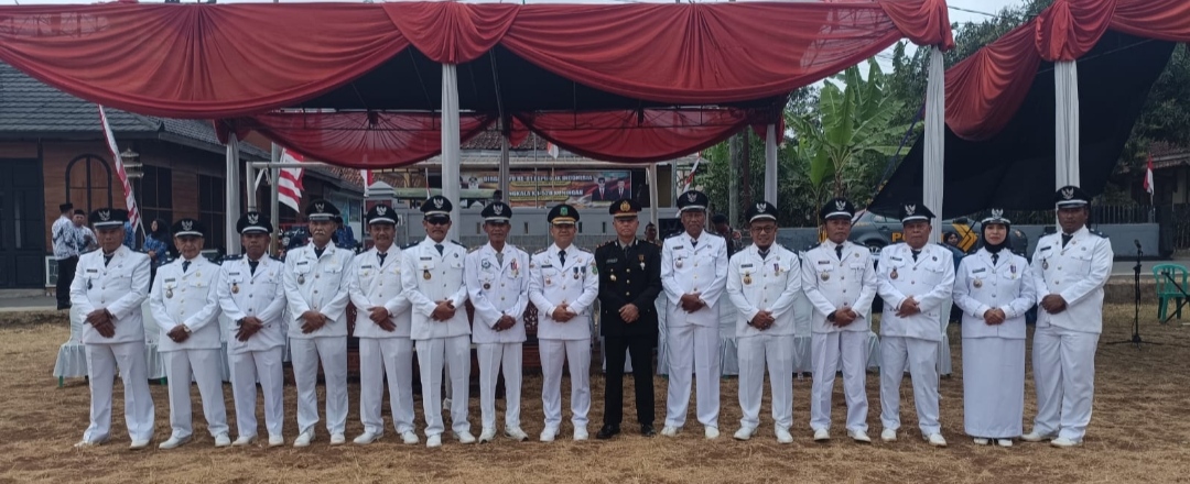 Para kepala desa se-Kecamatan Darma mengikuti upacara HUT ke-81 Kemerdekaan RI
