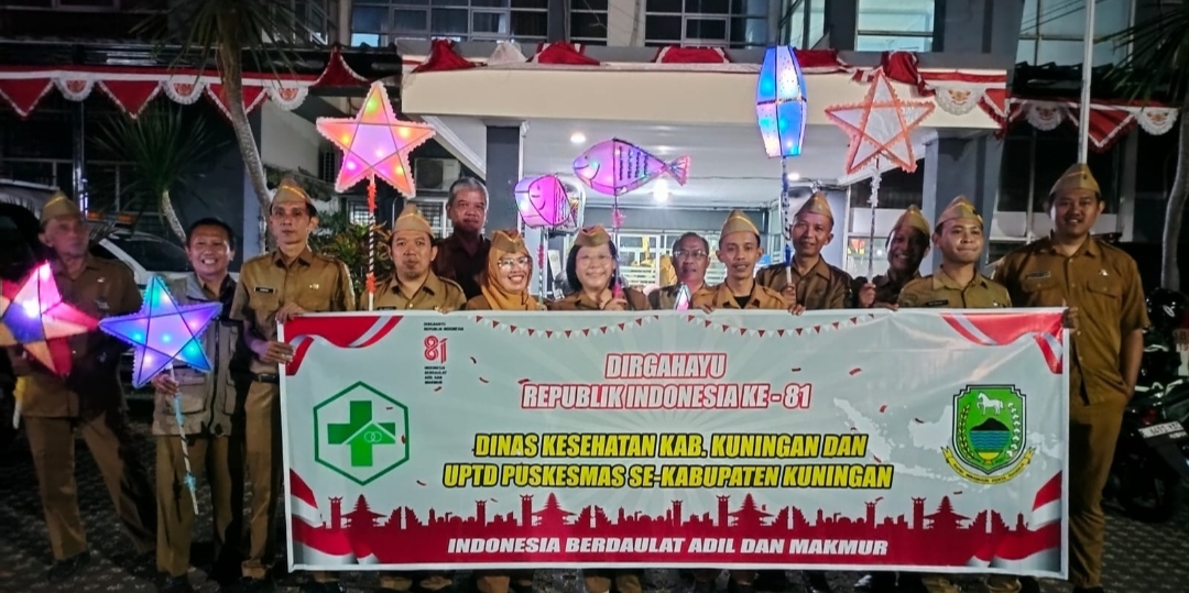 Jajaran Puskesmas Kuningan mengikuti Pawai Obor HUT ke-81 Kemerdekaan RI