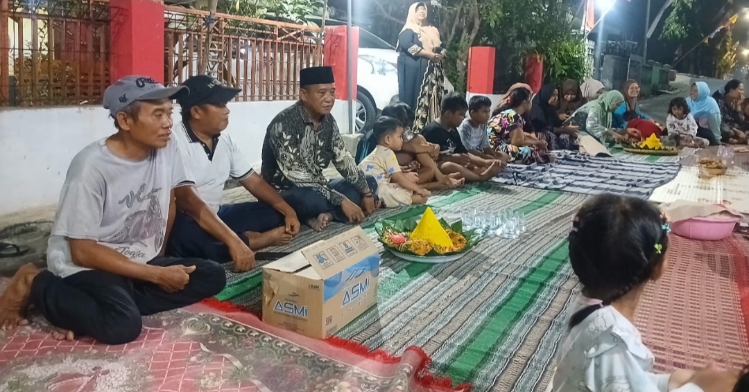 Pemdes Margasari bersama warga mengikuti kegiatan botram atau makan bersama