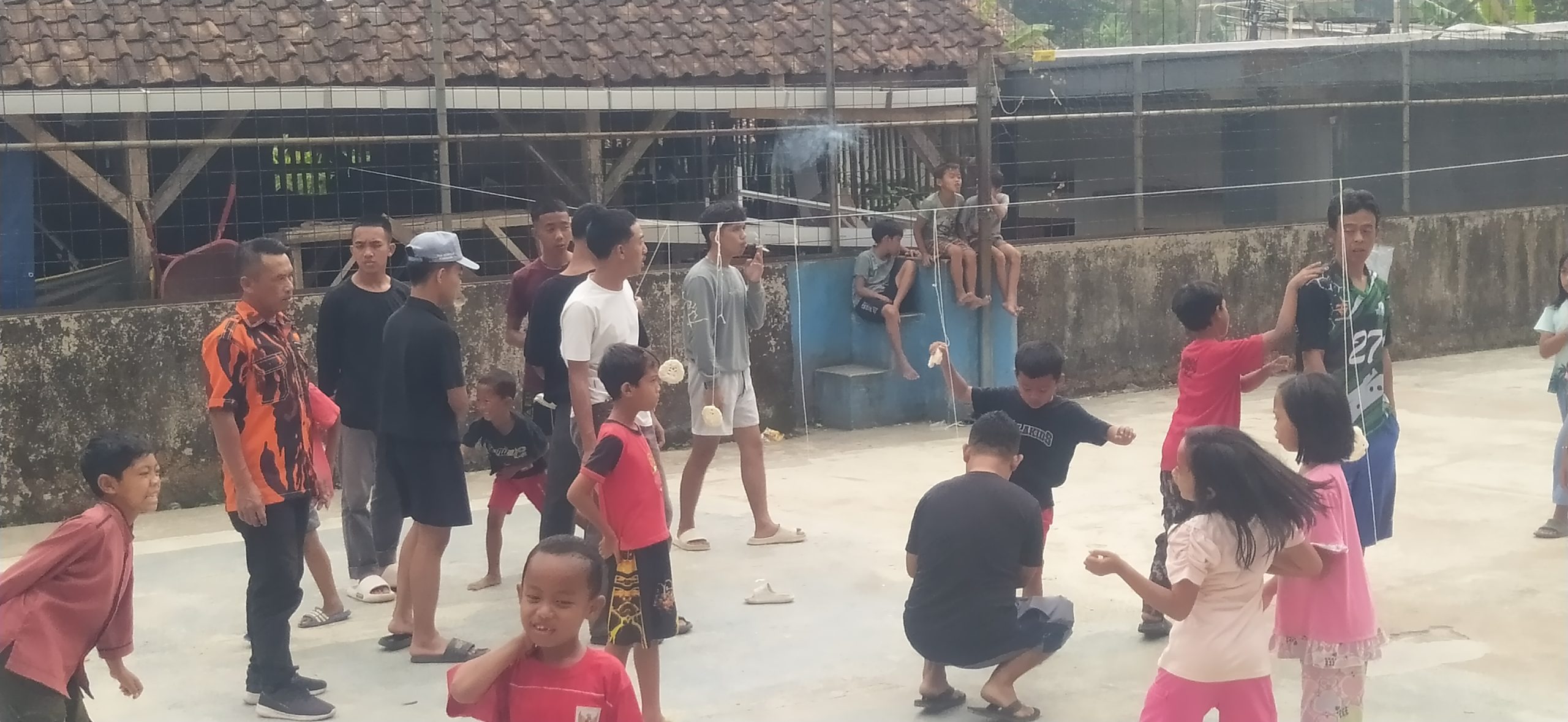 Warga Dusun Parenca Desa Babakanmulya mengikuti perlombaan HUT ke-81 Kemerdekaan RI
