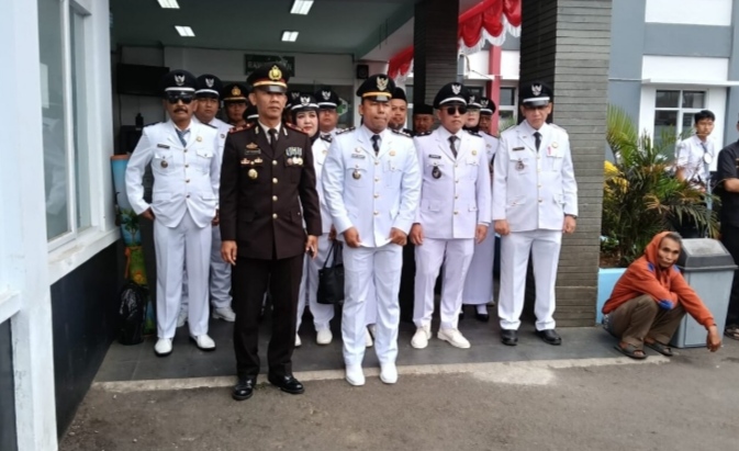 Kapolsek Cikijing menghadiri upacara HUT ke-81 Kemerdekaan Republik Indonesia di Lapangan Desa Kasturi