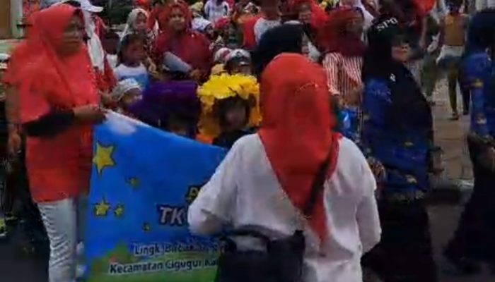 Masyarakat Kelurahan Cigadung Semarakkan HUT RI ke 81 dengan Pawai Karnaval dan Beragam Lomba