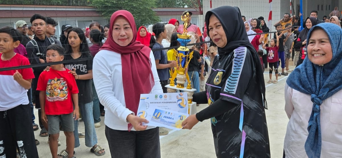 Turnamen Bola Voli PKK Cup Desa Cilimus disaksikan ratusan warga dalam peringatan HUT ke-81 RI