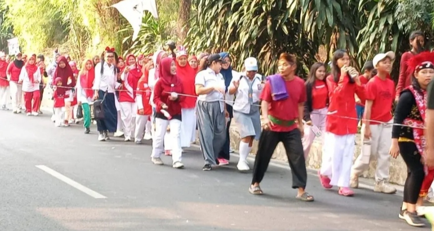 Kuwu Desa Mandapajaya Drs Aspa Sudiana mengajak masyarakat memperingati HUT ke-81 Kemerdekaan RI dengan semangat persatuan dan gotong royong di Kecamatan Cilebak Kabupaten Kuningan.