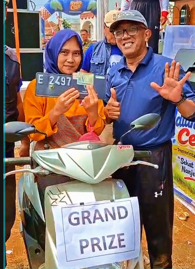 Ribuan warga Desa Darma mengikuti jalan santai dalam rangka peringatan HUT ke-81 Kemerdekaan Republik Indonesia di Kecamatan Darma, Kabupaten Kuningan.