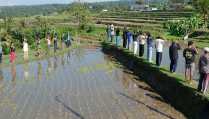Warga Jatisari Subang Kuningan Semarakkan HUT RI ke-81  Upacara Digelar di Tengah Sawah