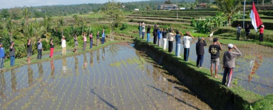 Petani dan warga Desa Jatisari mengikuti upacara serta berbagai perlombaan HUT ke-81 Kemerdekaan Republik Indonesia di area persawahan Kecamatan Subang Kabupaten Kuningan.