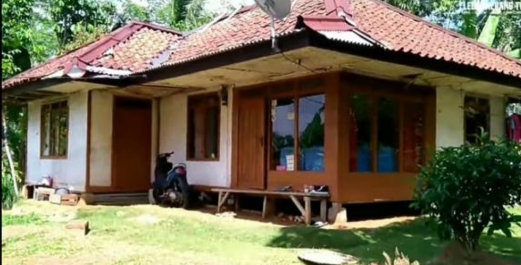 Suasana Kampung Bala Kupa di Dusun Buhun Desa Mandapajaya Kecamatan Cilebak Kabupaten Kuningan yang masih mempertahankan tradisi dan budaya leluhur.