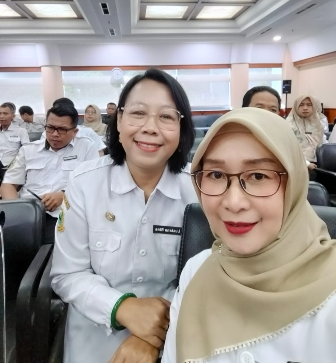 Lusiana Rina Kasubag TU Puskesmas Kuningan dalam menjalankan tugas pelayanan administrasi