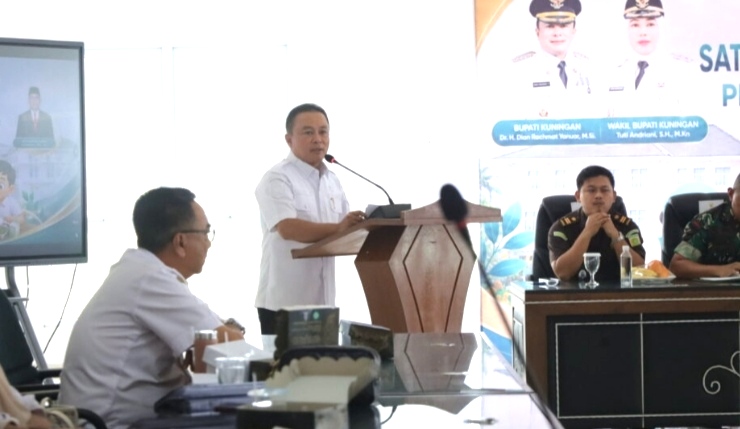 Bupati Kuningan Dian Rachmat Yanuar memimpin rapat koordinasi pengawasan Program MBG di Gedung Setda Kuningan
