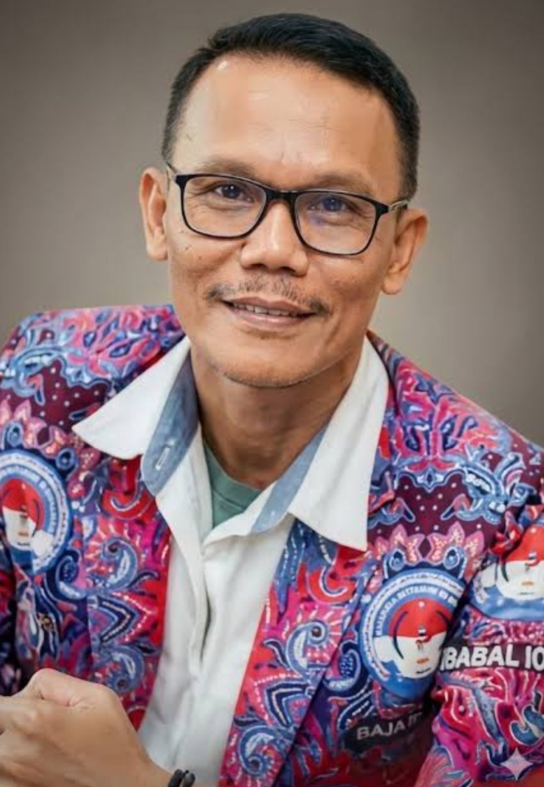PPDI Kabupaten Kuningan menyerahkan bantuan kemanusiaan kepada Sekdes Selajambe Ulis Husen yang menjadi korban kebakaran rumah.