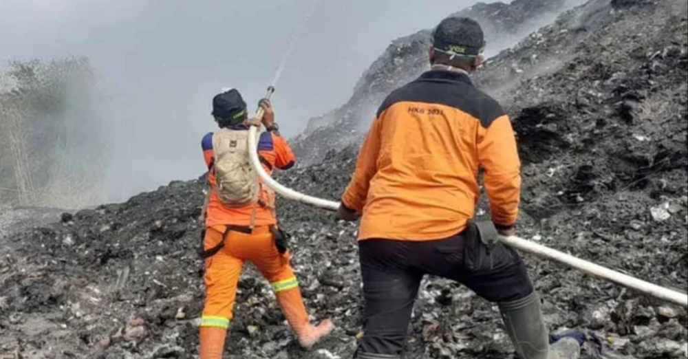 Tim gabungan melakukan pendinginan di lokasi kebakaran TPSA Ciniru Kabupaten Kuningan untuk memadamkan bara api yang masih tersisa.