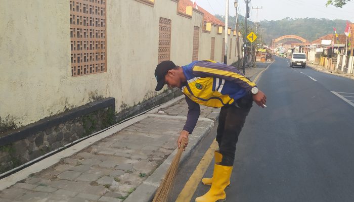 Pasukan Sapu , Pengabdi Jalanan Asal Kuningan yang Mendapat Apresiasi di HUT ke-81 RI Di Gedung sate 