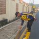 Abdul Rohim Pasukan Sapu asal Desa Padamenak Kuningan sedang menjalankan tugas membersihkan jalan