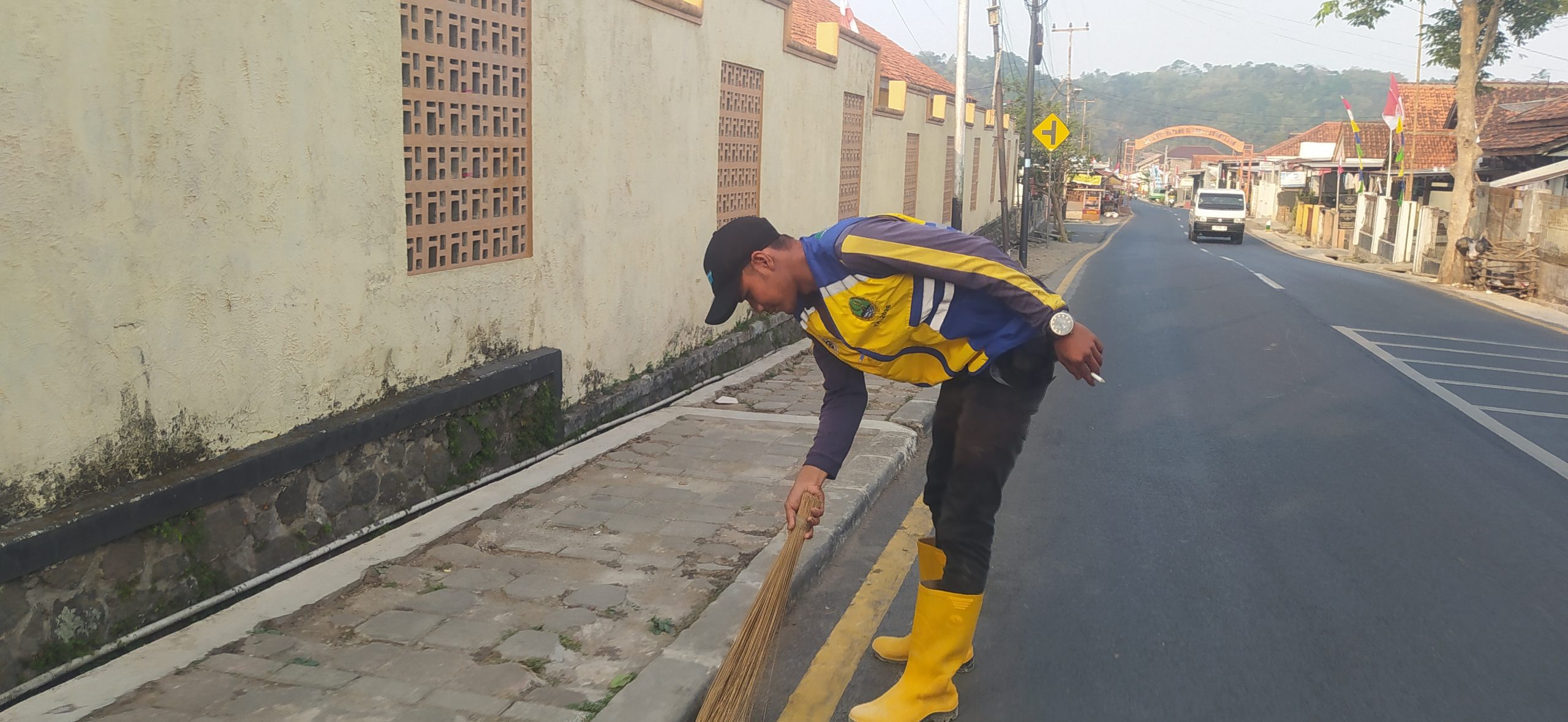 Abdul Rohim Pasukan Sapu asal Desa Padamenak Kuningan sedang menjalankan tugas membersihkan jalan