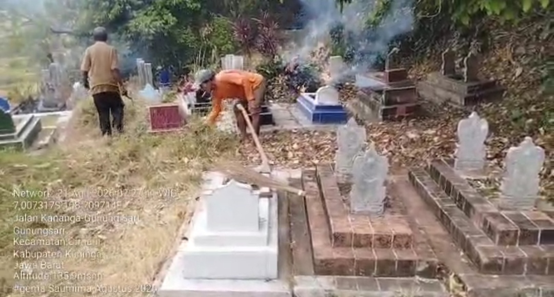 Warga Desa Gunungsari Kecamatan Cimahi mengikuti kegiatan GEMASAUMIMA untuk membersihkan dan merawat lingkungan makam di Kabupaten Kuningan.
