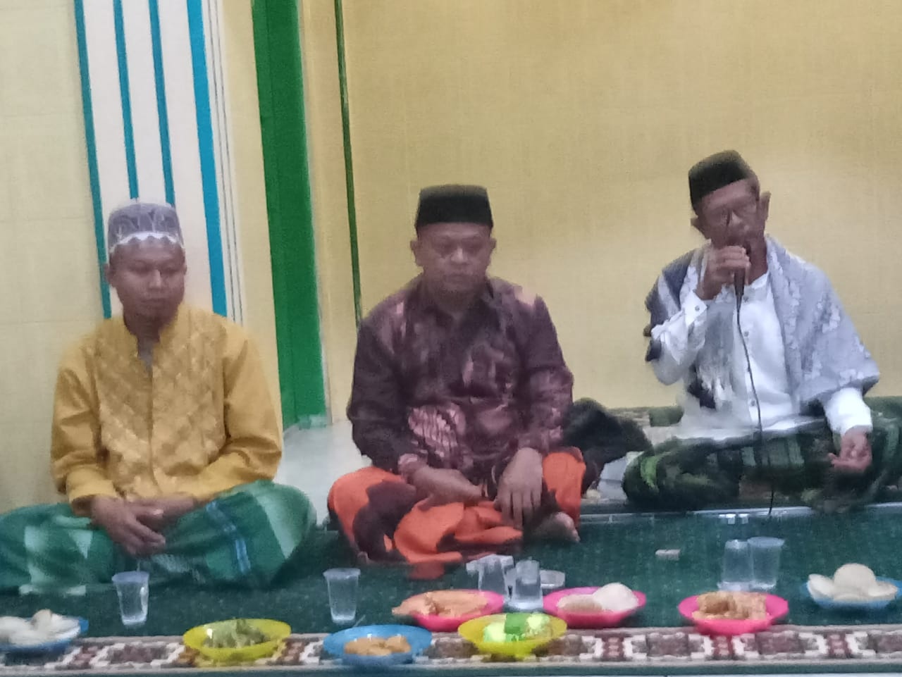 Warga Dusun Muhara Desa Mekarsari mengikuti kegiatan malam Jumat Kliwon di Masjid Al-Mukaromah Kecamatan Maleber Kabupaten Kuningan.