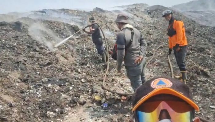 Hari ke-10, BPBD Kuningan Terus Padamkan Kebakaran TPA Ciniru