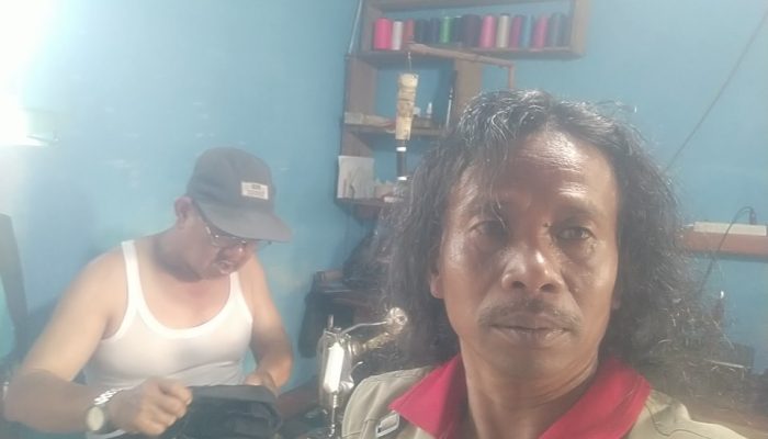Darsono, 30 Tahun Menekuni Usaha Menjahit dan Servis Tas di Desa Karangmangu Kramatmulya Kuningan .