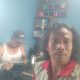 Darsono sedang melayani pelanggan di tempat usaha jasa jahit, servis tas, dan vermak pakaian di Desa Karangmangu, Kabupaten Kuningan.