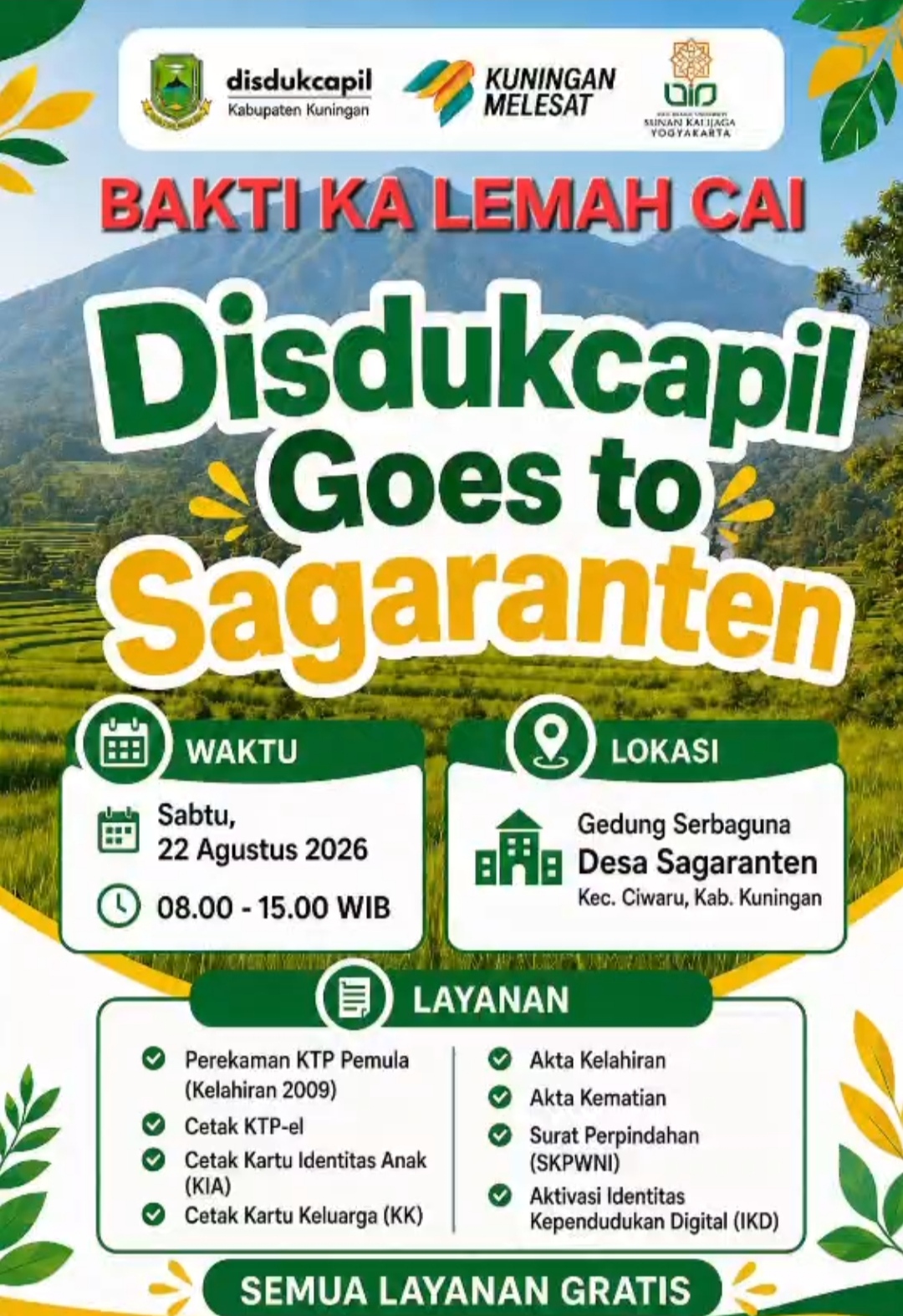 Petugas Disdukcapil Kabupaten Kuningan memberikan pelayanan administrasi kependudukan kepada warga Desa Sagaranten Kecamatan Ciwaru melalui program Disdukcapil Kuningan Goes to Sagaranten.
