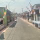Jalan Desa Kananga Kecamatan Cimahi Kabupaten Kuningan dengan sisi jalan berwarna merah hasil penataan lingkungan desa