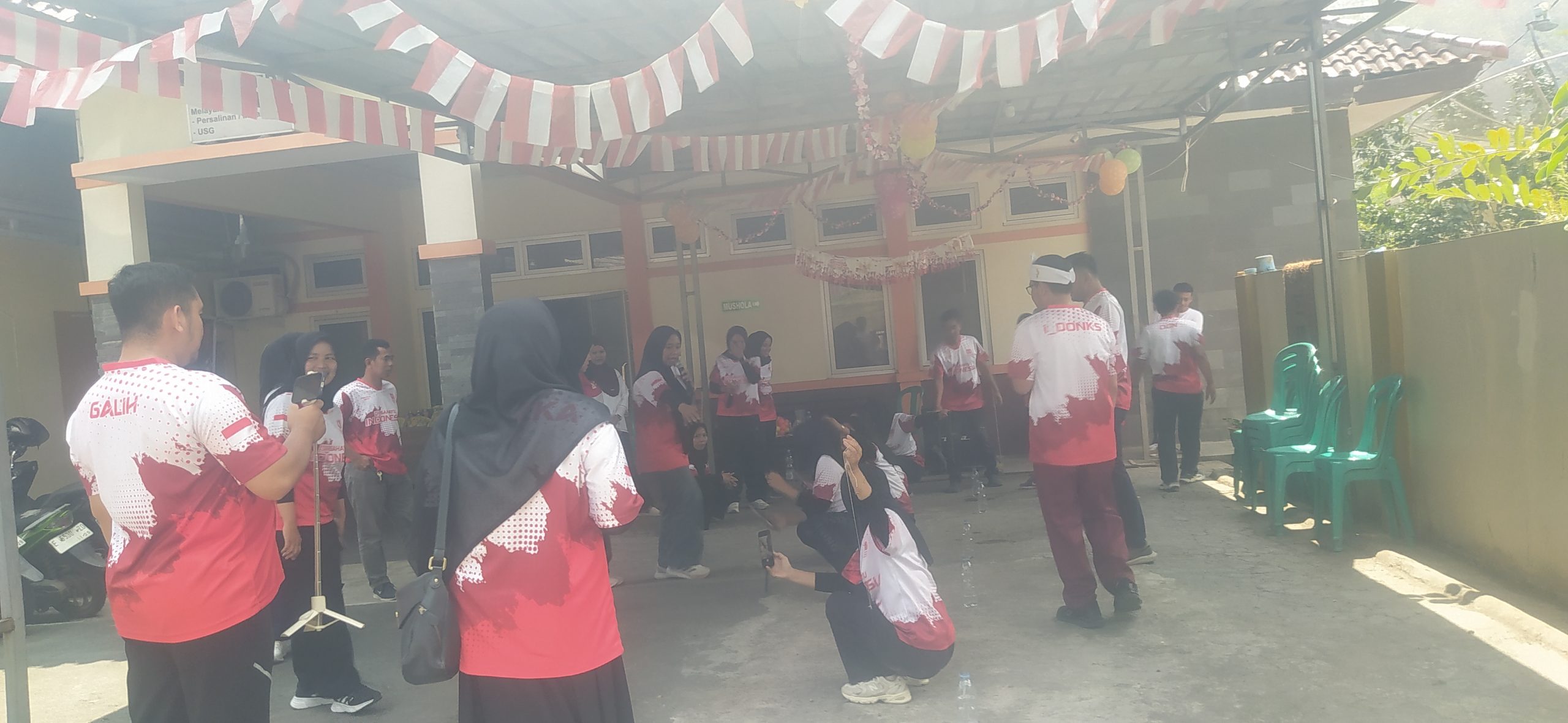 Pegawai dan keluarga besar Puskesmas Cimahi mengikuti lomba peringatan HUT RI ke-81 dan HUT Kabupaten Kuningan ke-528 dengan suasana penuh kebersamaan.