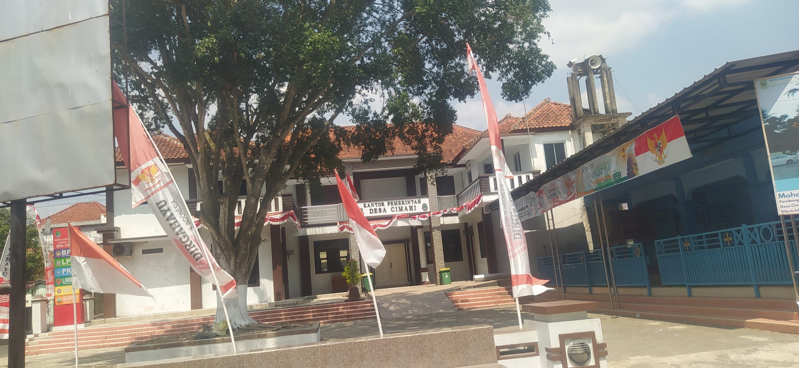 Aparatur Pemerintah Desa Cimahi Kecamatan Cimahi Kabupaten Kuningan memberikan pelayanan administrasi dan informasi kepada masyarakat secara profesional dan responsif.