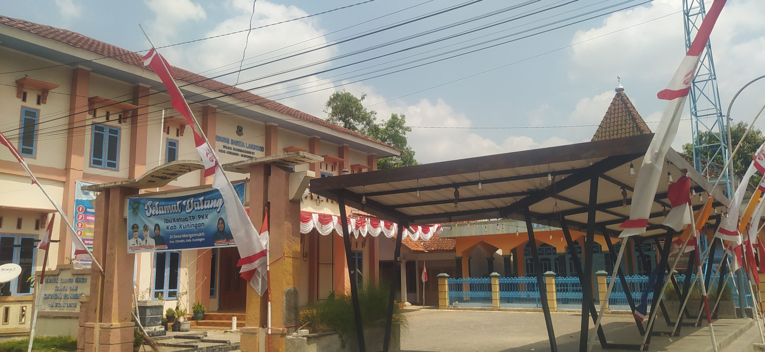 Aparatur Pemerintah Desa Margamukti Kecamatan Cimahi Kabupaten Kuningan melayani kebutuhan administrasi masyarakat dengan cepat, ramah, dan profesional.