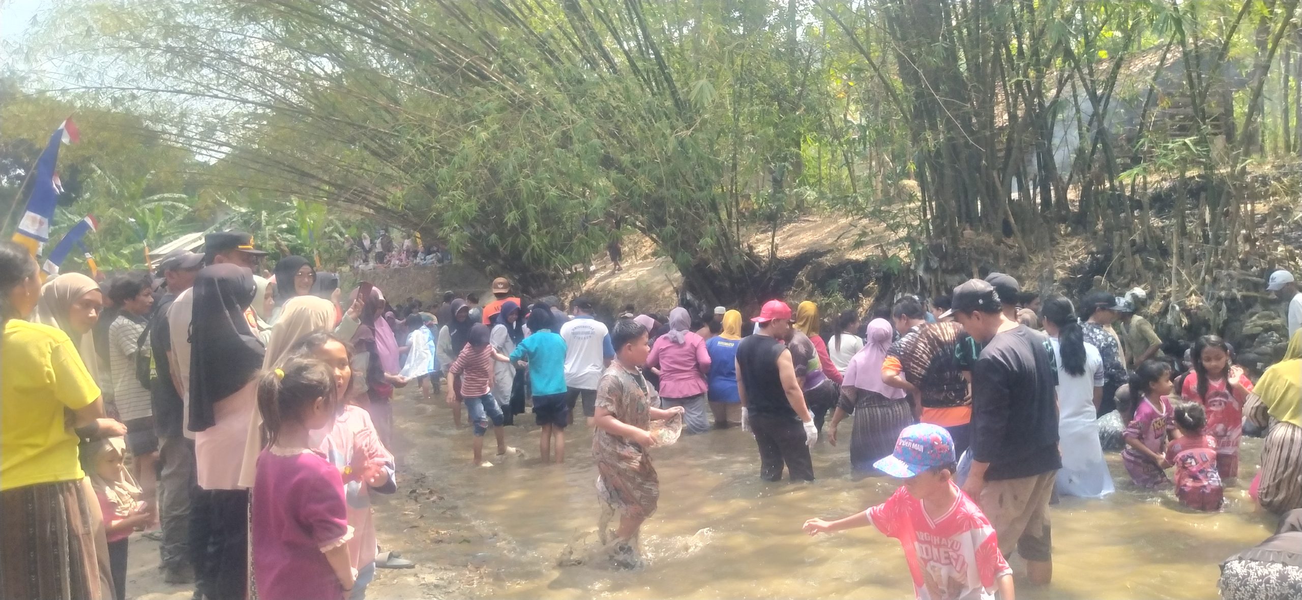 Suasana meriah kegiatan Ngobeng Bareng di Kali Cikaro, Desa Cibeureum, Kecamatan Cibeureum, Kabupaten Kuningan