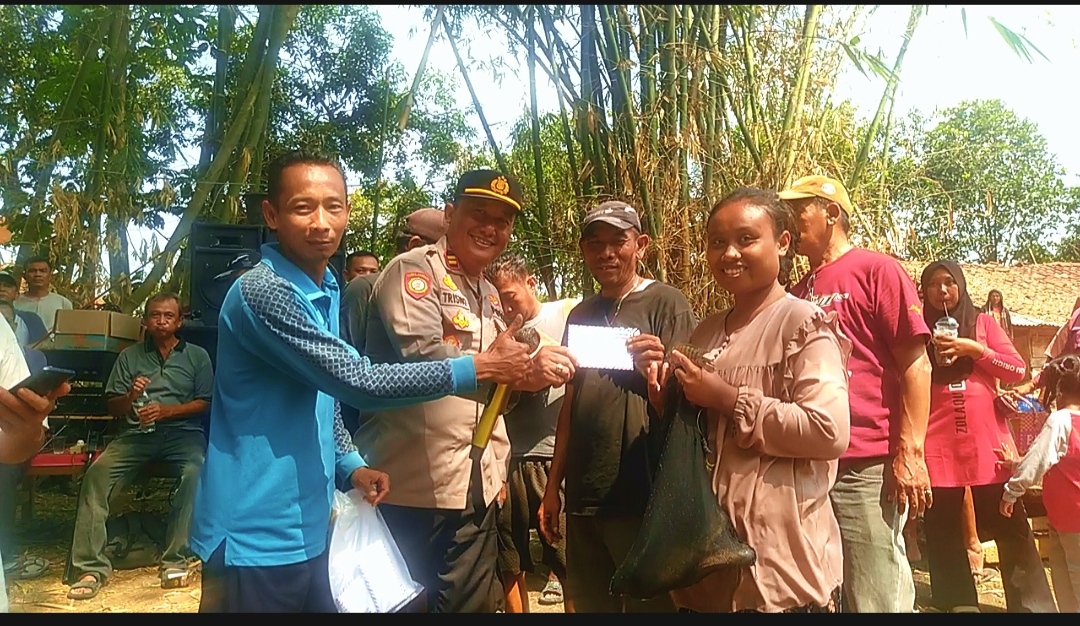 Warga Desa Cibeureum mengikuti kegiatan Ngobeng Bareng di Kali Cikaro dalam rangka Milangkala Desa Cibeureum ke-966