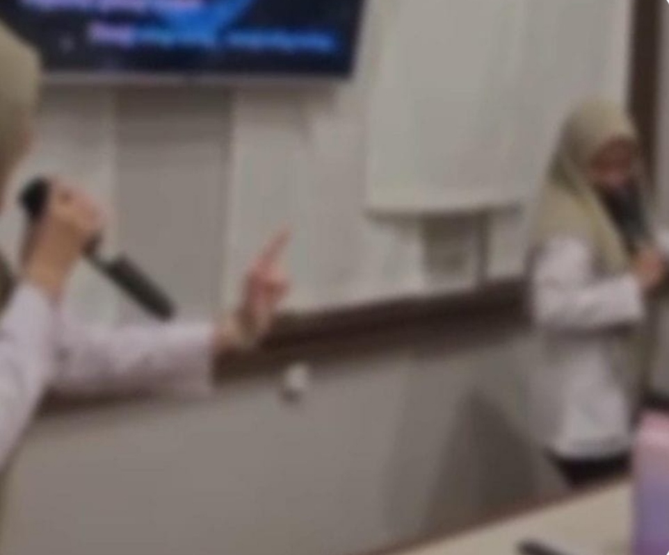 Pegawai UPTD Puskesmas Japara Kuningan menjadi sorotan setelah video karaoke saat jam kerja beredar di media sosial
