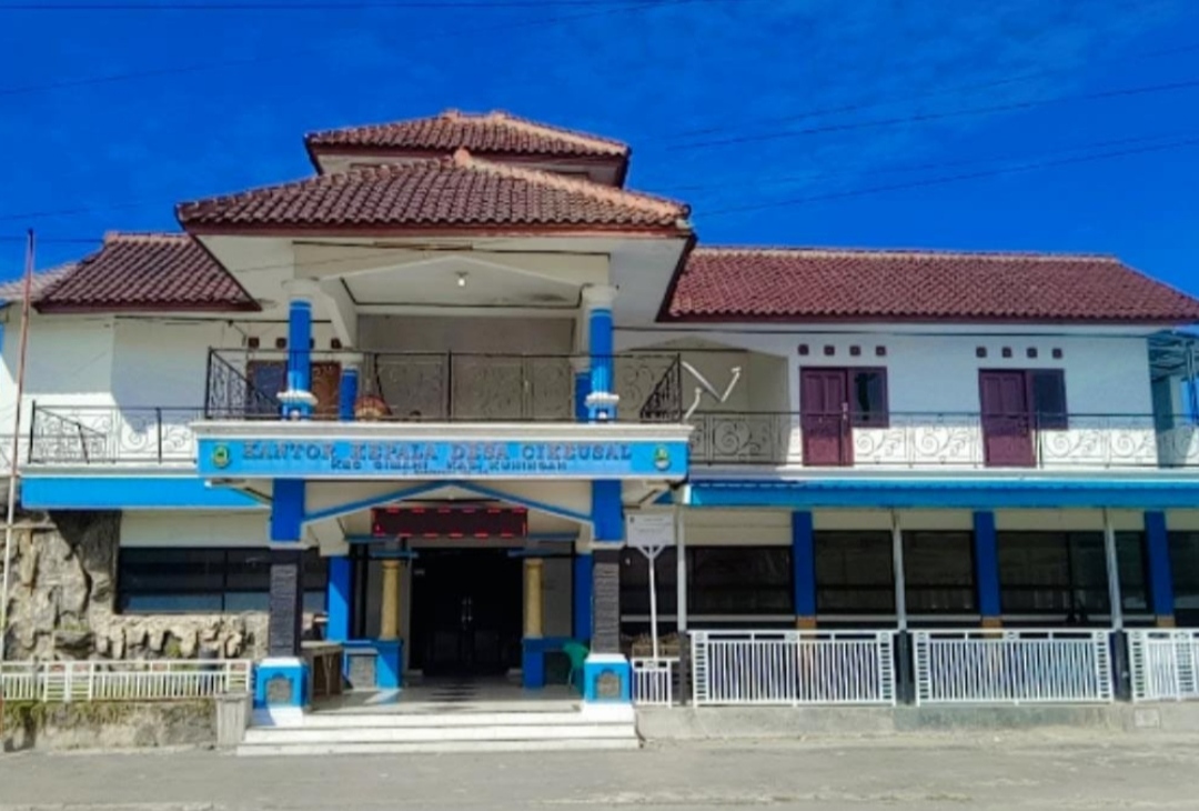 Warga Desa Cikeusal Kecamatan Cimahi Kabupaten Kuningan bergotong royong dalam kegiatan kemasyarakatan dan persiapan jurnalistik untuk memperkuat kebersamaan serta kepedulian lingkungan.