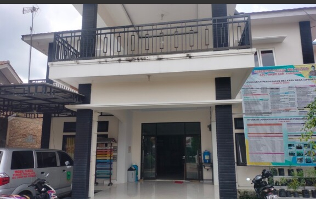 Aparatur Pemerintah Desa Mulyajaya Kecamatan Cimahi Kabupaten Kuningan memberikan pelayanan administrasi kepada masyarakat dengan cepat, ramah, dan transparan.