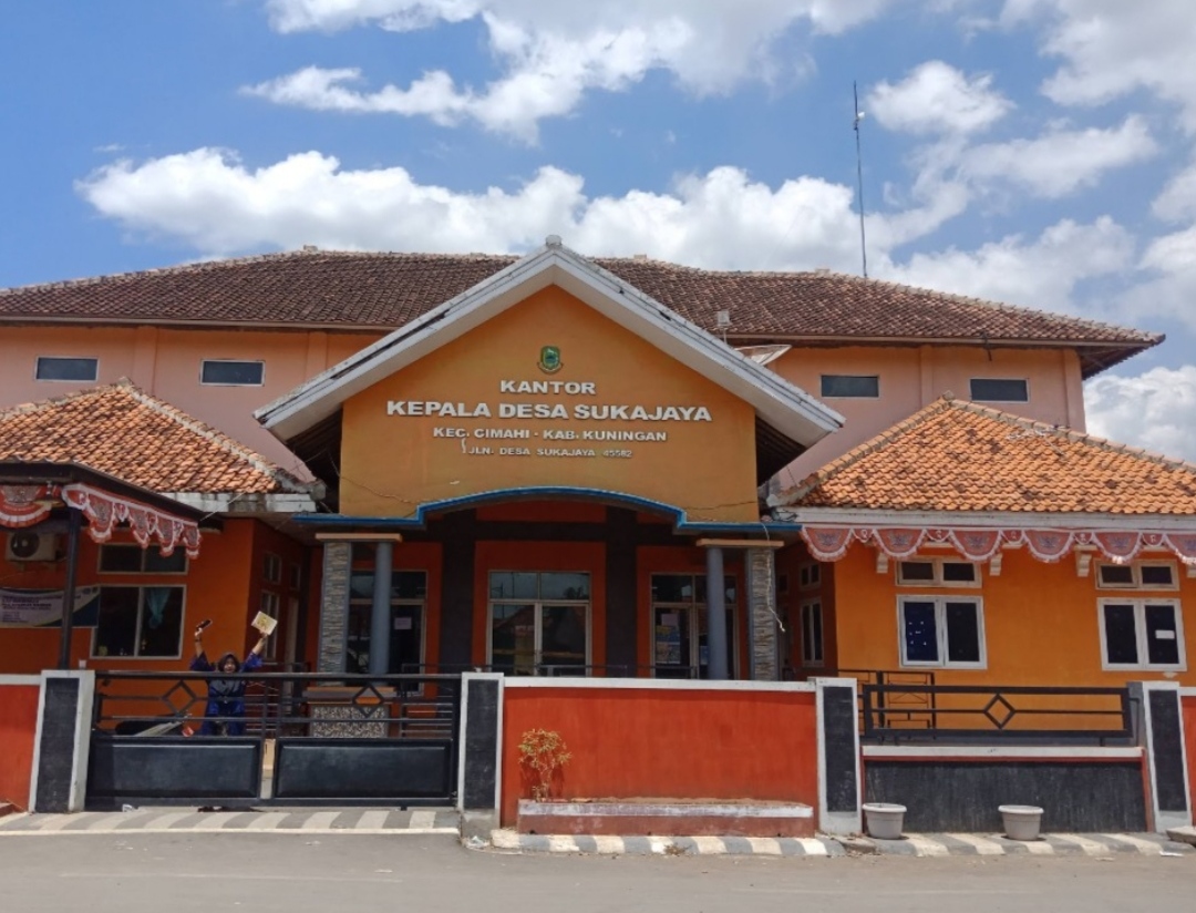 Masyarakat dan Pemerintah Desa Sukajaya Kecamatan Cimahi Kabupaten Kuningan bergotong royong mendukung pembangunan desa yang partisipatif dan berkelanjutan.