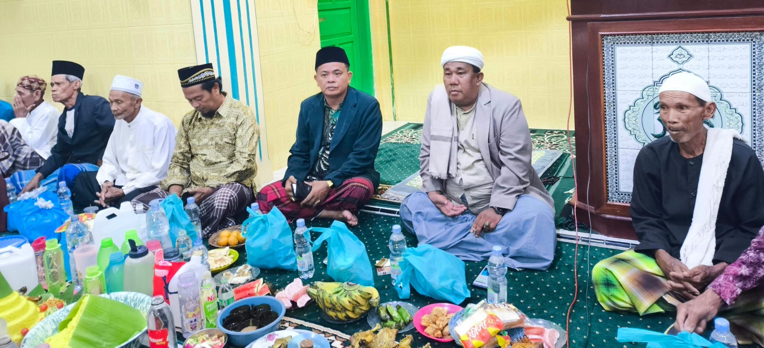 Masyarakat Dusun 2 Muhara Desa Mekarsari memperingati Maulid Nabi Muhammad SAW 1448 H bersama KH Bahrudin