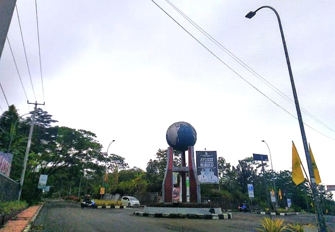 Pembongkaran Tugu Dunia di Kabupaten Kuningan yang dinilai sudah kusam dan tidak lagi representatif sebagai ikon daerah.